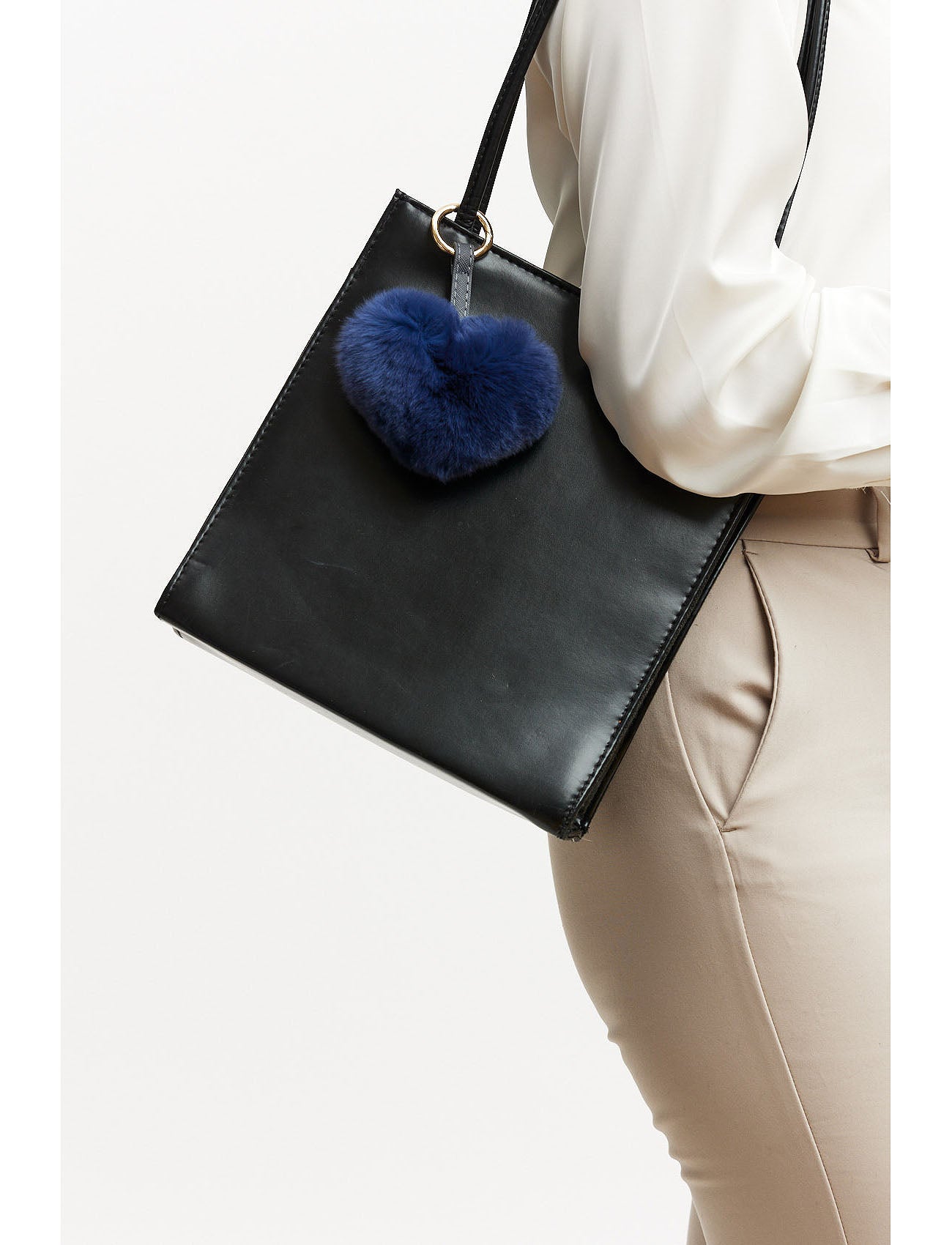 Handtaschenanhänger aus Fell in Herzform - blau